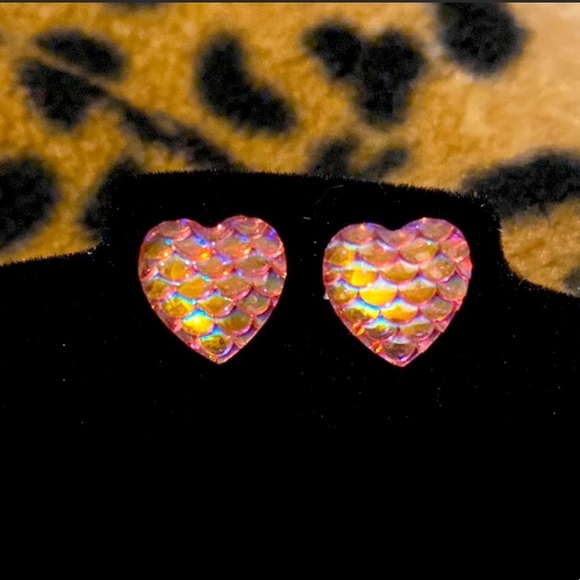 🌟5/$15 Girl’s🎁Bundle: Butterfly Necklace (Wht)Hello Kitty Nails&Heart Earrings - Picture 2 of 7